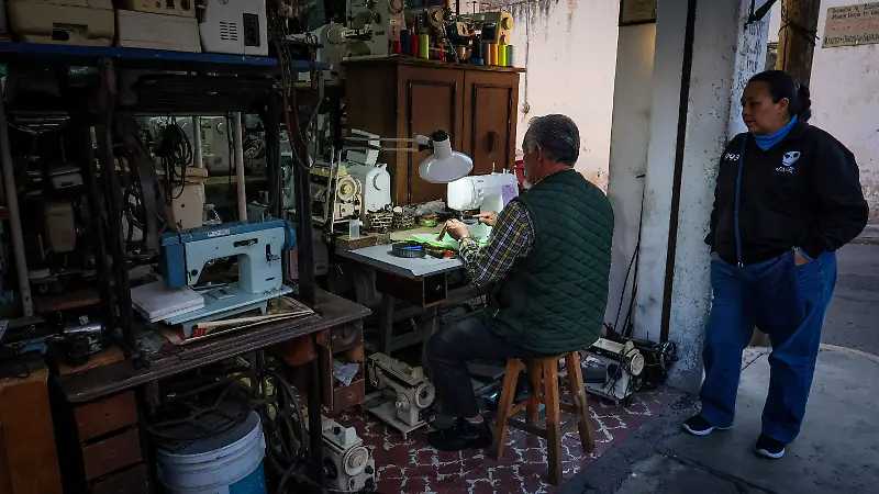 En su taller un apoyo técnico que les permita practicar